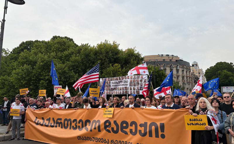 თავისუფლება პოლიტპატიმრებს!  -"ძლიერი საქართველოს" მარში რუსთაველის გამზირისკენ მიემართება 