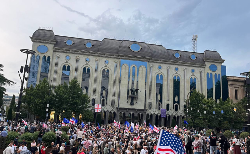 "საქართველო დადექი!" - რუსთაველის გამზირზე მოქალაქეები იკრიბებიან