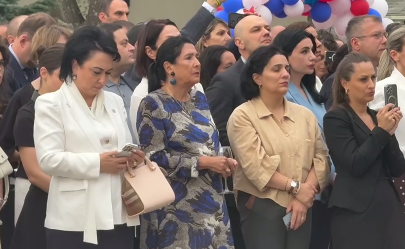 ვინ დაპატიჟეს და ვინ ესწრება ამერიკის დამოუკიდებლობის დღისადმი გამართულ მიღებას საელჩოში