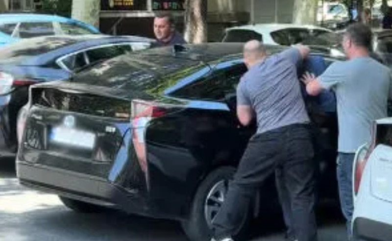 სამოქალაქო ფორმაში ჩაცმულმა პოლიციელებმა ტაქსის მძღოლი დააკავეს - რას ამბობენ შსს-ში