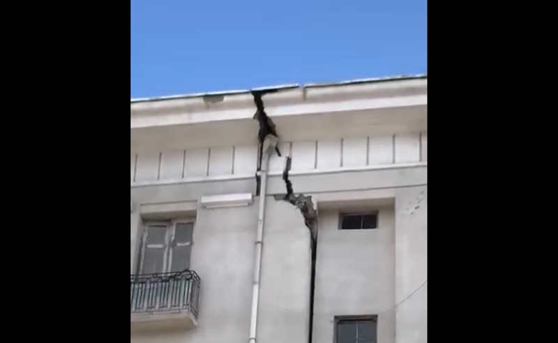 Dəmiryol vağzalının meydanında ev uçub.-VİDEO