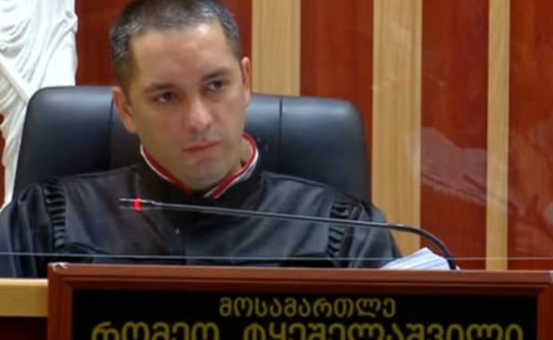 მოსამართლე რომეო ტყეშელაშვილმა, გიორგი ახობაძის პროცესზე მოქალაქე 400 ლარით დააჯარიმა
