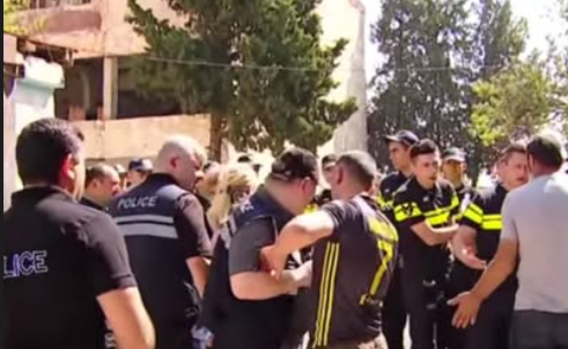 Yaşayış binasından sakinlər çıxarılır - Qarşıdurma yaranıb