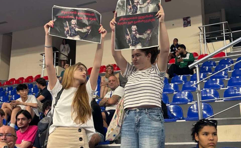 ,,რუსი ოკუპანტები ანწუხელიძის სამშობლოში ვერ გაიხარებენ” - აქტივისტებმა ფარიკაოების ჩემპიონატზე საპროტესტი პლაკატები გაშალეს