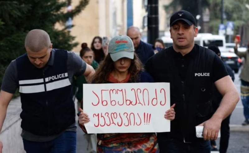 შადრევნის წყლის წითლად შეღებვის გამო, აქტივისტი 5000 ლარით დააჯარიმეს