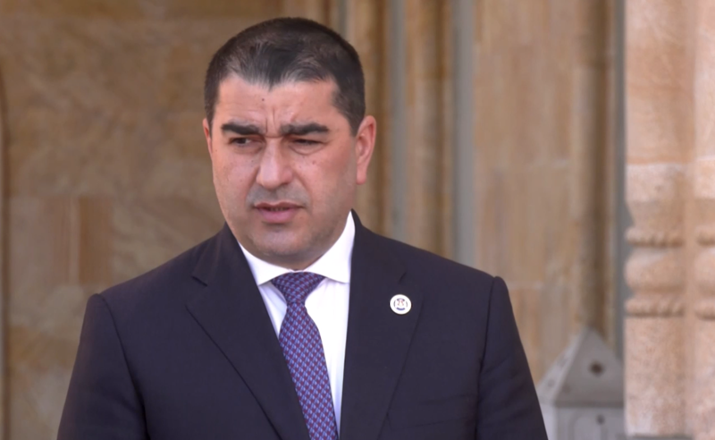 ქვეყნის წარმომადგენლებს, რომელმაც "ოცნების" ლიდერები და მოსამართლეები დაასანქცირა, პაპუაშვილი ბოღმიანებს უწოდებს