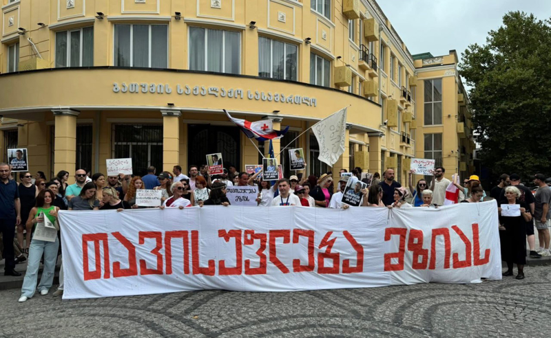 სინდისია პატიმარი ჟურნალისტის საქმის 7 თვიანი განხილვა ბოლო ეტაპზეა - ვინ მოვიდა პროცესზე და რა ხდებოდა სასამართლოსთან