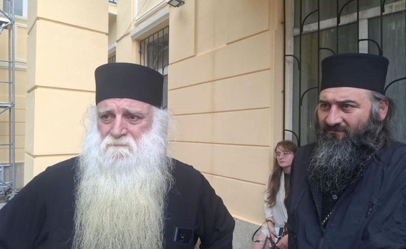 ჩემი თანადგომა მზია ამაღლობელს - სასამართლოსთან არქიმანდრიტი დოროთე ყურაშვილი მივიდა