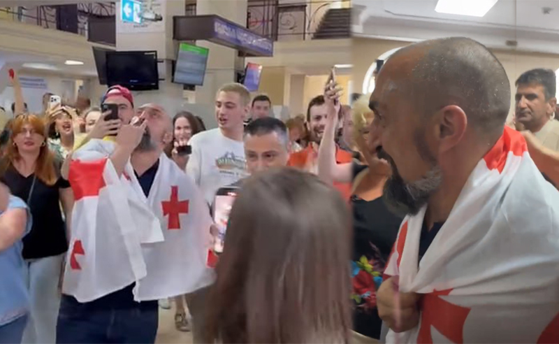 ექიმი გიორგი ახობაძე სასამართლო დარბაზიდან გაათავისუფლეს (პირველი კადრები)