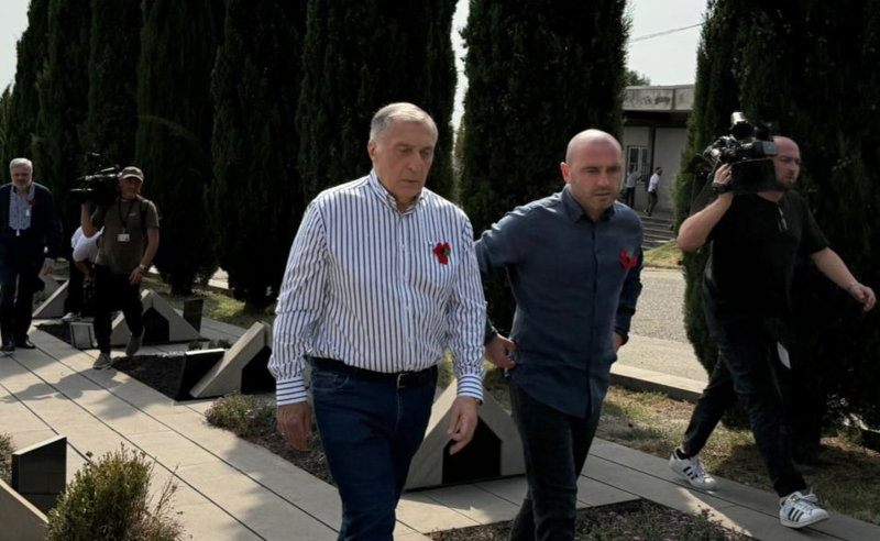 ჩვენ ვერავინ დაგვაყენებს მუხლებზე, ბოდიში არავისთან გვაქვს მოსახდელი-პაატა ბურჭულაძე ძმათა სასაფლაოზე მივიდა