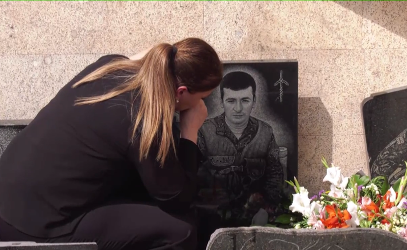 შინდისის გმირის, ალეკო ონიანის და: ტყვედ ჩაბარებას და ბიჭების დატოვებას არჩია, რომ თავისი სიკვდილით დაესრულებინა ეს ყველაფერი