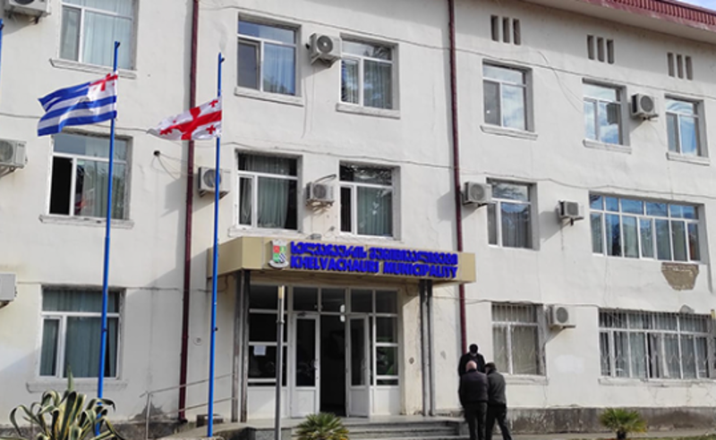 "აჭარა თაიმსი": ხელვაჩაურის მერიაში ჩინოვნიკები თანამშრომელს ფიზიკურად გაუსწორდნენ