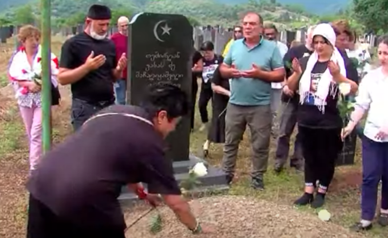 "ამდენი ხალხის ცოდვა როგორ უნდა ჩამოირეცხონ"? - სინდისის პატიმრების მშობლები თემირლან მაჩალიკაშვილის საფლავზე მივიდნენ
