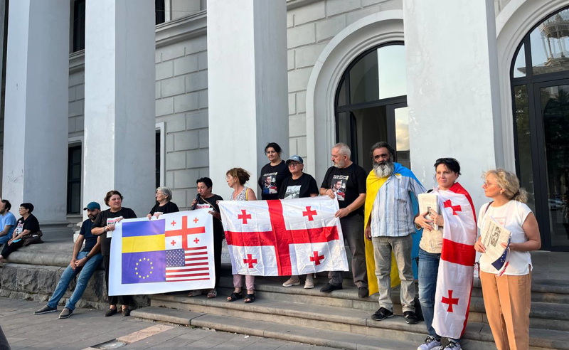 "ძირს რუსეთის დამპალი იმპერია!" - სინდისის პატიმრების მშობლებმა თელავში აქცია გამართეს