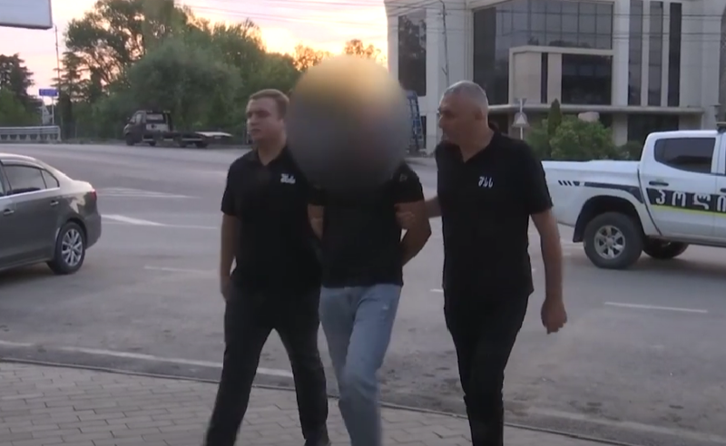 შსს: ფინანსური დავის გამო ერთ პირს ფიზიკურად გაუსწორდნენ, მანქანის საბარგულში ჩასვეს და მდინარისკენ წაიყვანეს, რა დროსაც ის გაიქცა - დაკავებულია 3 პირი დააკავა