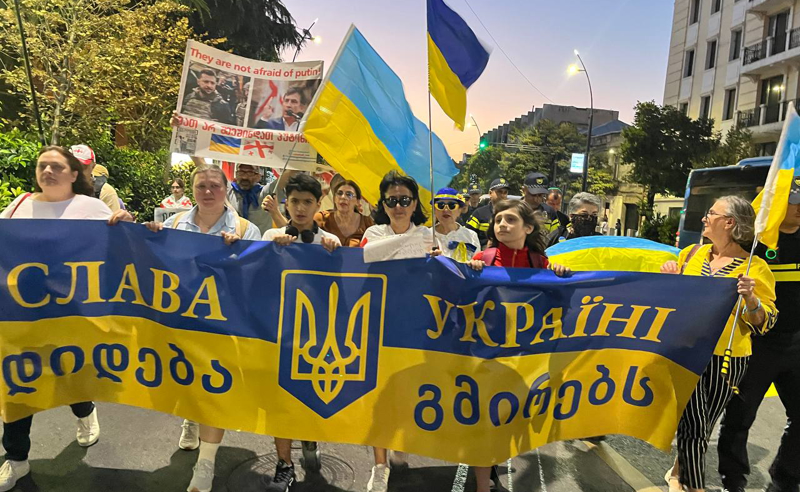 "დიდება უკრაინას!" - თბილისში უკრაინის მხარდამჭერი აქცია მიმდინარეობს