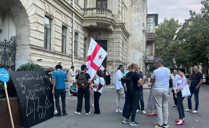 თეთრი ძაფით ნაკერი საქმეები - თორნიკე თოშხუასა და მინდია შერვაშიძის მხარდასაჭერი აქცია