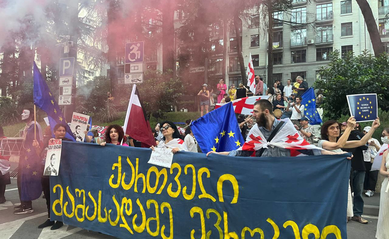 თბილისში პროტესტია - ხალხი ქუჩებში ისევ ევროპული მომავლის დასაცავად გავიდა