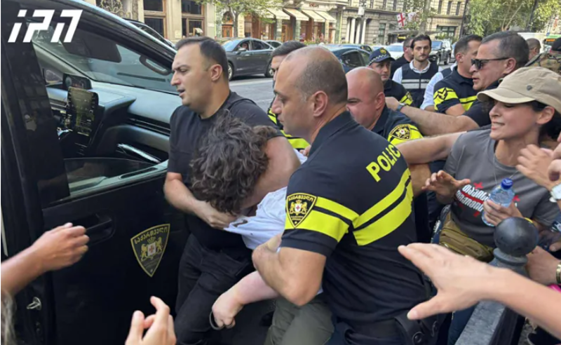ოფიციალურად: რუსთაველზე საპროტესტო აქციაზე პოლიციამ 20 პირი დააკავა