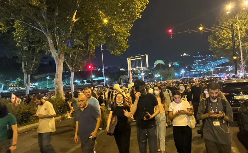 აქციის მონაწილეები "ქართული ოცნების" ოფისისკენ დაიძრნენ - სიტუაცია რამდენჯერმე დაიძაბა