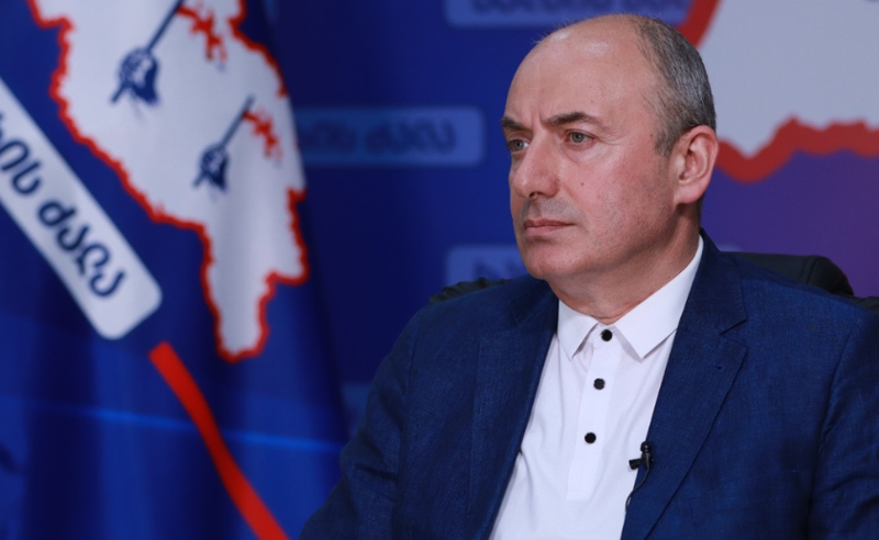 გურამ მაჭარაშვილი ხაზარაძე-ჯაფარიძეს: გამობრძანდით ბატონებო! - აი, ბურთი და მოედანი