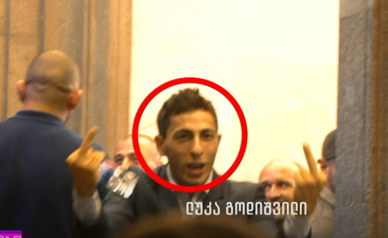 ვინ არის ახალგაზრდა, რომელიც კალაძის შტაბს აქციის მონაწილეებისგან იცავდა და უხამსი ჟესტებით მიმართავდა 