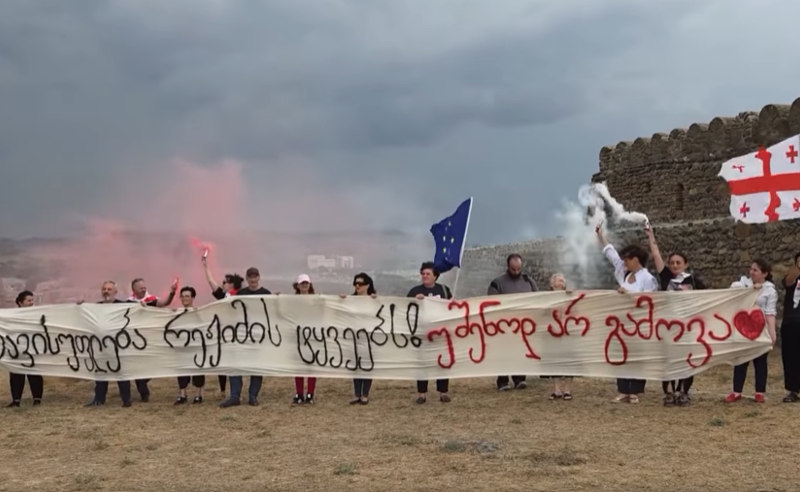 "თავისუფლება რეჟიმის ტყვეებს!" - სინდისის პატიმრების ოჯახის წევრებმა გორის ციხესთან საპროტესტო ბანერი გაშალეს