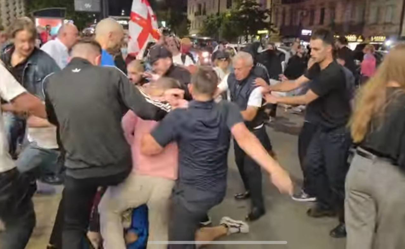 აქცია მელიქიშვილის გამზირზე - მოქალაქეებს "ოცნების" ახალგაზრდული ფრთის წარმომადგენლები დაუპირისპირდნენ