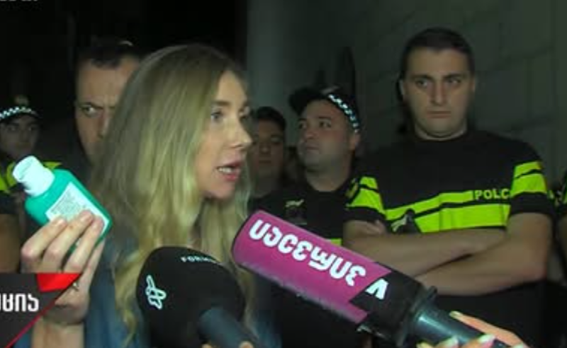  რომ ავიღო ბოთლი და ვესროლო პოლიციელს, დამაკავებენ ? - თინა ბოკუჩავას კითხვა ლაშა სალუქვაძეს, რომელზეც პასუხი ვერ მიიღო