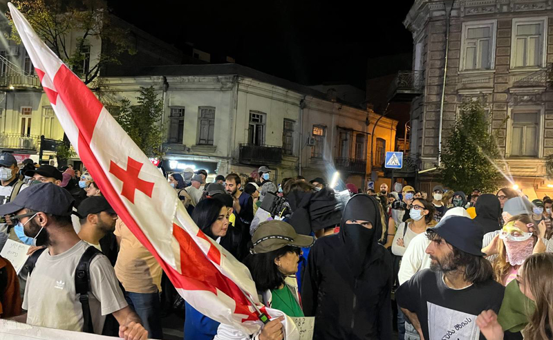 მოქალაქეები მელიქიშვილის გამზირზე, კახა კალაძის შტაბთან მივიდნენ