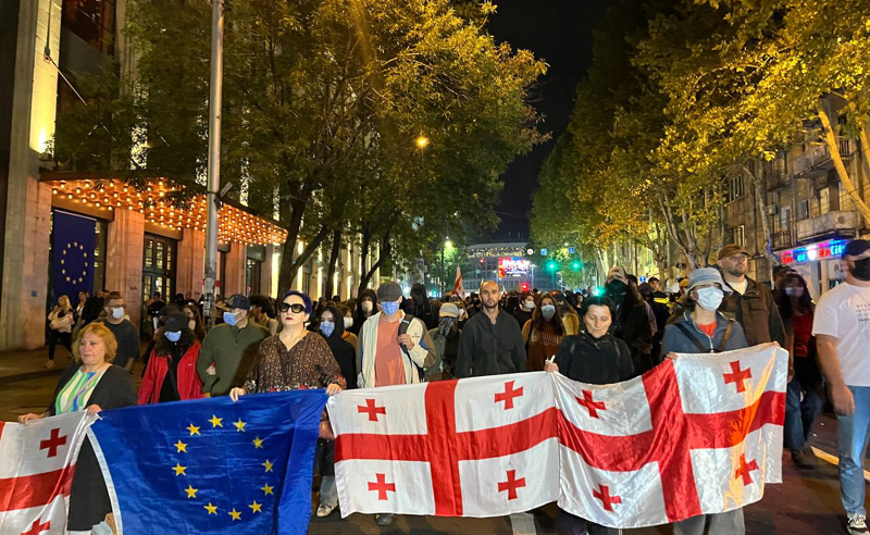„ფილარმონიიდან“ კახა კალაძის შტაბის მიმართულებით საპროტესტო მსვლელობა მიმდინარეობს