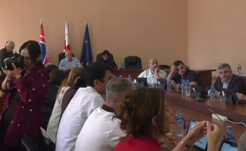 გორის საკრებულოს თავმჯდომარის იმპიჩმენტის საკითხი ჩავარდა- რაზმაძე თანამდებობაზე რჩება