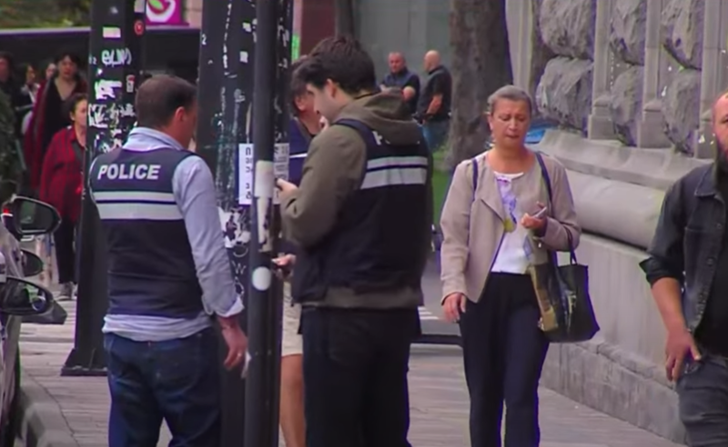 კალაძის საარჩევნო ბანერებს დილიდან პოლიცია დარაჯობს