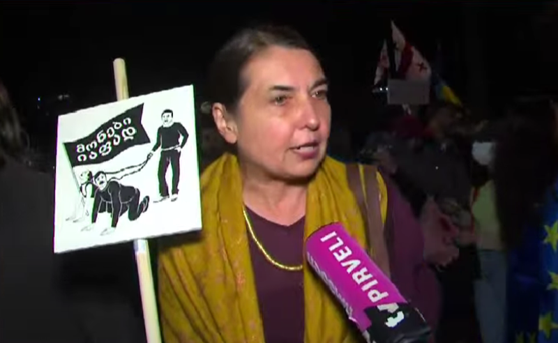 აქციაზე დგას “ქართული ოცნების“ კულტურის მინისტრის ექს მოადგილე ბანერით - “მონები იაფად“