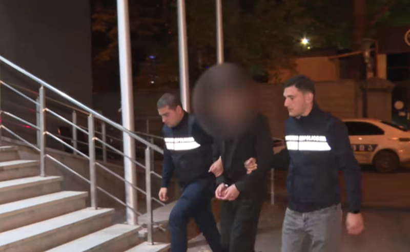 შსს: დაკავებულია 26 წლის კაცი, რომელმაც 28 წლის მოქალაქეს ცივი იარაღით დაზიანება მიაყენა და მიიმალა 