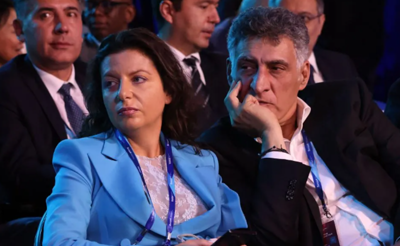 რუს პროპაგანდისტს, მარგარიტა სიმონიანს ქმარი მოუკვდა