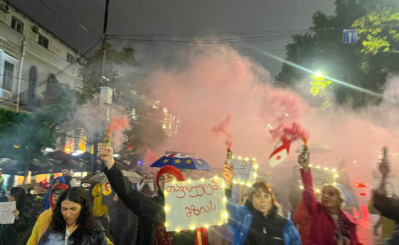 ქალების პროტესტი თბილისში - აქციის მონაწილეები ფილარმონიიდან პარლამენტამდე მსვლელობით მიემართებიან