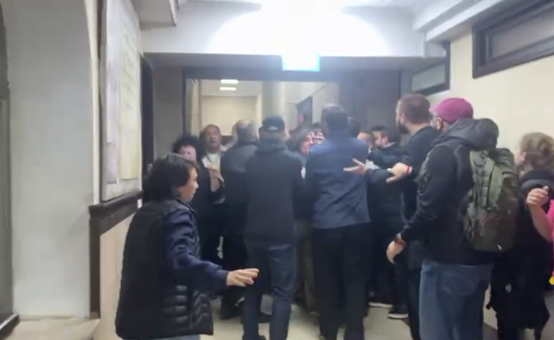 სასამართლოში, მანდატურის უფროსმა ისევ ხალხი სცემა