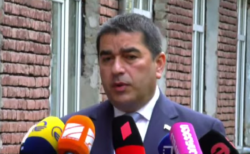 პაპუაშვილი ჟურნალისტს: მე გადავწყვეტ რაში დაგდოთ ბრალი