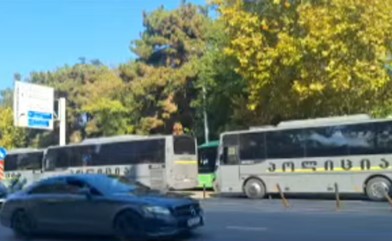 პარლამენტთან დამატებითი ძალები გადაისროლეს - კადრები კახეთის გზატკეცილიდან 