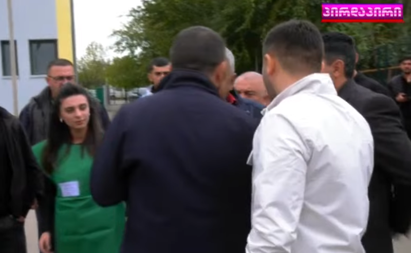 ხმაური მარნეულის 67-ე უბანზე - "ოცნების" აგიტატორი "ლელოს" წევრს დაუპირისპირდა