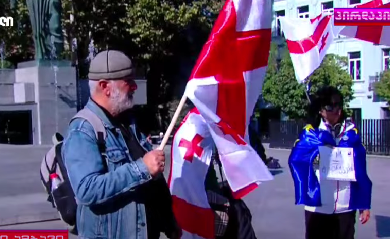 ემიგრანტები, რომლებიც ქვეყანაში სპეციალურად 4 ოქტომბრისთვის დაბრუნდნენ, ფილარმონიასთან იკრიბებიან