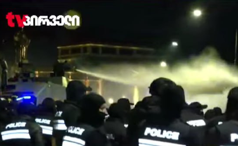ათონელის სასახლესთან წყლის ჭავლი გაუშვეს