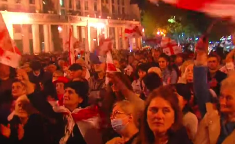 აქციის მონაწილეები მსვლელობით, სავარაუდოდ, "ოცნების" ოფისისკენ  დაიძვრებიან