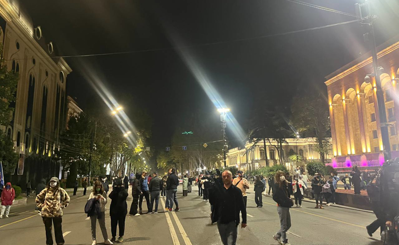 უწყვეტი პროტესტის 315-ე დღეს, რუსთაველის გამზირი კვლავ გადაიკეტა - მოქალაქეებს საზ.მაუს. მარშის მონაწილეები შეუერთდნენ