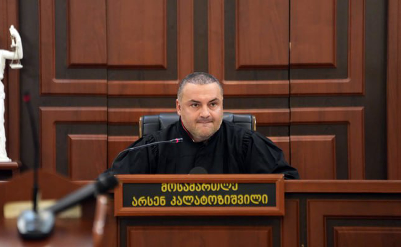 მოსამართლე არსენ კალატოზიშვილმა 4 ოქტომბრის საქმეზე დაკავებული 7 პირი პატიმრობაში გაუშვა