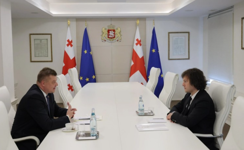 ბელარუსის ელჩმა ირაკლი კობახიძეს ლუკაშენკოს მისალოცი წერილი გადასცა - ადმინისტრაცია