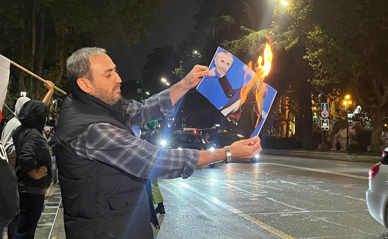 აქტივისტებმა რუსთაველის გამზირი ისევ გადაკეტეს - დაწვეს ივანიშვილის და პუტინის ფოტო