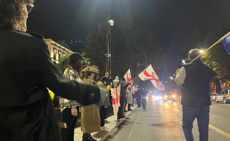 რუსთაველის გამზირზე შეკრებილმა საავტომობილო გზა გაათავისუფლეს
