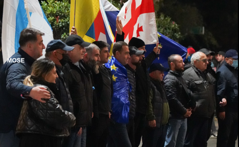 რუსთაველის გამზირი დღესაც პროტესტის ეპიცენტრია -  რა გზავნილები აქვთ მოქალაქეებს